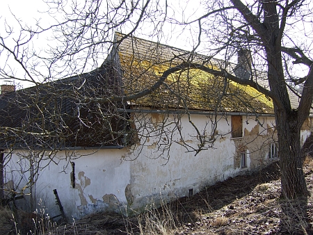 Rodný dům, zvaný "Modhiesla", na třech záběrech z dubna roku 2012