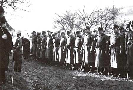 Nástup dobrovolnického útvaru ordnerů v Jaroníně na podzim osudného roku 1938