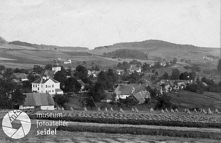 Libínské Sedlo na snímku Josefa Seidela, vlevo pod kostelem je místní škola