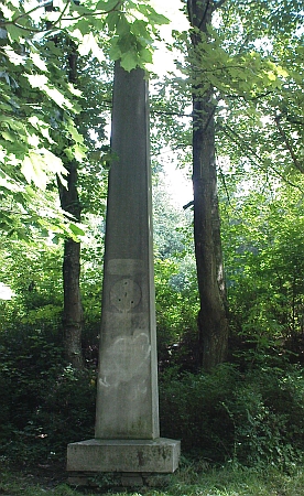 ... a v roce 2009 - osm metrů vysoký žulový obelisk dosud stojí na svém místě