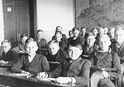 Druhá chlapecká třída bývalé státní školy v Nýrsku, Hans sedí vpředu s brýlemi