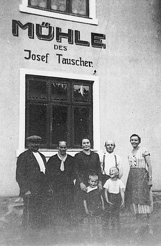 Zleva prarodiče Josefa Tauschera, rodiče a u nich bydlící učitelka mateřské školy, vpředu bratr Josef a Hans (ten větší)