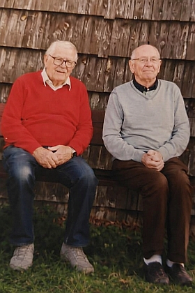 Se starostkou Dešenic Lenkou Sýkorovou a s bratrem Josefem roku 2023 při návštěvě v rodném kraji