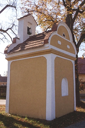 Návesní kaple se zvonicí ve vsi Skřidla, kde pracovala u českého sedláka