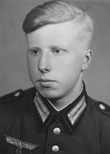 Po předčasné smrti jediného syna, nadaného jevištního výtvarníka Wolfganga Teichla (1924-1942), vydal Dr. Robert Teichl a jeho žena Hedwig, roz. von Perger, vlastním nákladem pamětní tisk, mj. s návrhy Wolfgangových scénických řešení Mozartovy opery Idomeneo