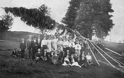 Stavění máje v Nažidlech (Einsiedeln) u Kaplice roku 1933