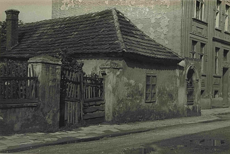 Domek s kapličkou, v níž byla socha sv. Jana Nepomuckého na spodní kresbě, na snímcích z dubna 1959...