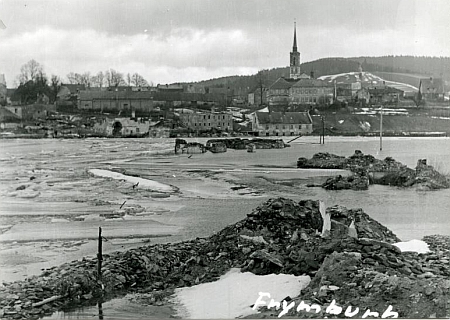 ... a bezútěšná fotografie frymburského fotografa Josefa Junka z roku 1958, zachycující postup zatopení části Frymburka, včetně někdejšího hřbitova, kde byl pohřben, i vltavského břehu, kde byl smrtelně zasažen bleskem