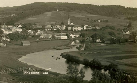 Frymburk s Vltavou na pohlednici Franze Seidela...