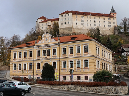 Rodný Vimperk a někdejší chlapecká měšťanská škola, kterou navštěvoval