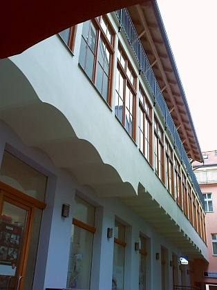 Na místě tohoto domu v ulici U Černé věže stávala první českobudějovická synagoga