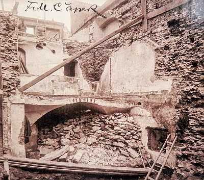 Záběry z demolice domu čp. 219 v tehdejší Sterneckově ulici, při níž byly roku 1908 objeveny pozůstatky gotické synagogy