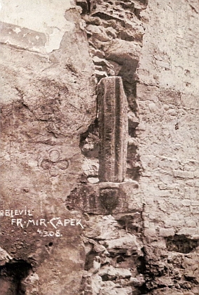Záběry z demolice domu čp. 219 v tehdejší Sterneckově ulici, při níž byly roku 1908 objeveny pozůstatky gotické synagogy