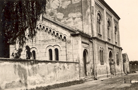 Budova obřadní síně při českobudějovickém židovském hřbitově na snímku ze srpna roku 1942 - přestála válku a byla zbořena teprve v sedmdesátých letech dvacátého století coby oběť komunistické "normalizace"