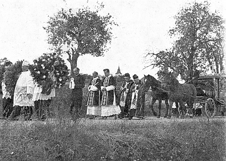 Pohřební průvod s koňmi vezoucími rakev s jeho ostatky v Semněvicích 8. září roku 1961