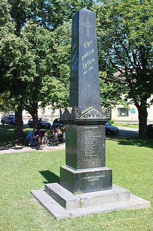 Pomník padlým v první světové válce na návsi ve Ktiši (viz i Johann Jakesch)