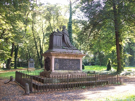 Náhrobek posledního pasovského biskupa s knížecím titulem Leopolda Thuna z Hohensteinu (1748-1826), rodáka z Děčína, je jakýmsi symbolem pražského Malostranského hřbitova - jako by se tam mezi rovy pokrytými břečťanem modlil i za nás