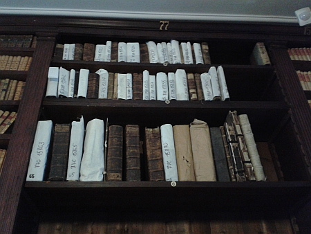 Na těchto regálech v zámecké knihovně v Českém Krumlově jsou knihy, které byly součástí knihovny Václava z Rovného