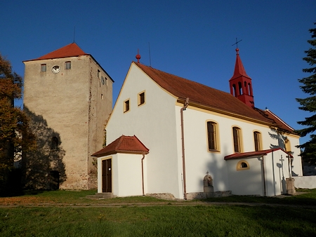 Kostel a tvrz ve Slavkově na snímkcích z let 2015 a 2016