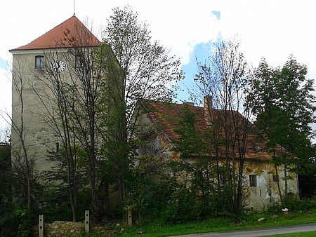 Kostel a tvrz ve Slavkově na snímkcích z let 2015 a 2016