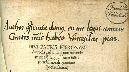 Věnovací distichon Václava z Rovného ("Author constructe en me legat amicis. Grates nunc habeo, Vincesilae, pias" - kromě čtoucích přátel je tu zjevná narážka i na to, že nechal postavit krumlovskou kaplanku)