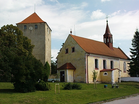 Kostel sv. Bartoloměje ve Slavkově, kde byl pokřtěn a věž místní tvrze na snímku z roku 2009