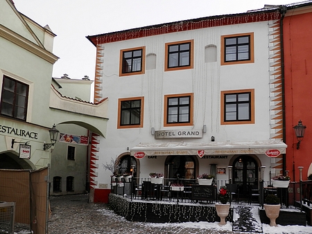 Dům čp. 3 na dnešním českokrumlovském Náměstí Svornosti, kde s rodinou žil, na snímcích z roku 2018