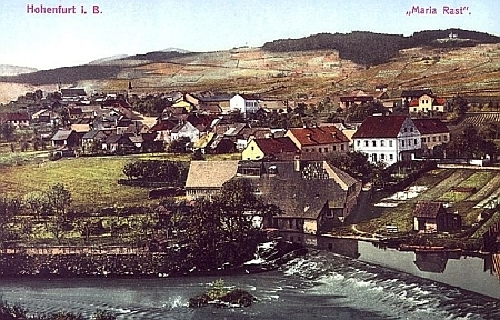 Stará barevná pohlednice zachycuje město Vyšší Brod (zde bez kláštera) s poutním místem Maria Rast (české označení na zelené turistické značce zní "Spočinutí Panny Marie" či také "Panna Maria na skále")