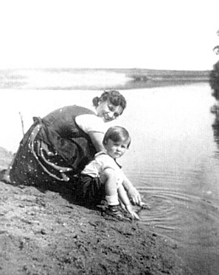 S maminkou při řece Dyji také někdy v roce 1933