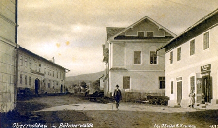 Na této pohlednici z Horní Vltavice čteme firemní označení "J. Seidel B. Krumau"