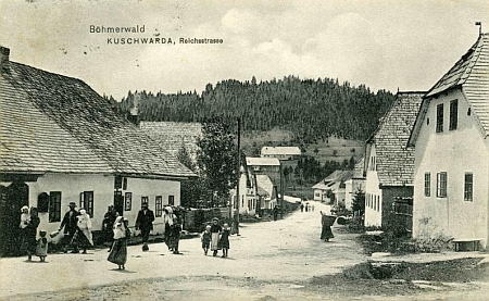 Pohlednice Josefa Seidela z roku 1906 zachycuje vpravo rodný statek "Tomschy-Hof" ve Strážném, výměnkářské stavení dnes už nestojí a budova byla přestavěna