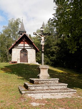 Zřícenina hradu Kunžvart a poutní kaple Panny Marie Pomocné nad Strážným