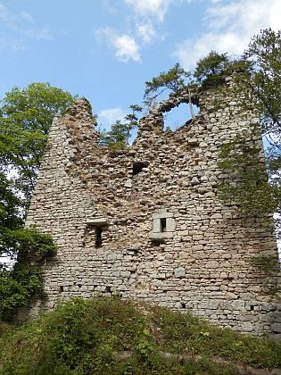 Zřícenina hradu Kunžvart a poutní kaple Panny Marie Pomocné nad Strážným