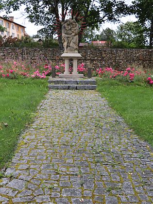 Tady stával kostel ve Strážném, kde byl pokřtěn