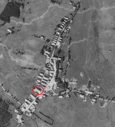 Strážný, tehdy stále ještě Kunžvart, na leteckém snímku z roku 1952,
v něm pak, "štítem k říšské silnici", jeho rodičovský dům čp. 11
