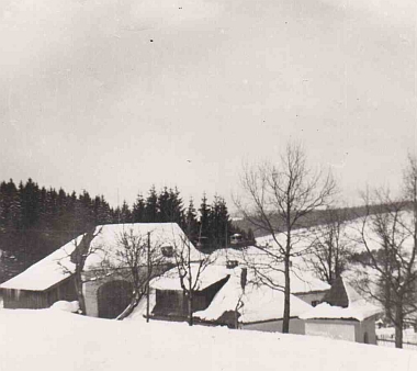 Bývalá Tobischova myslivna ve Frýdavě na snímku z roku 1921, stromy u kapličky jsou ještě mladé...