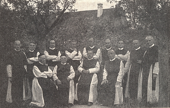 Se spolubratry sedící prvý zleva o svatodušních svátcích 1917 - stojící zleva doprava Peregrin Ritter, Georg Watzkarsch, Stanislaus Ploner, Andreas Goll, Viktorin Panhölzl, Robert Filzbauer, Placidus Windhager, Eberhard Winter a Emanuel Putschögl, sedící doprava vedle něho Stephan Zach, Florian Pfandlbauer a Philibert Panhölzl