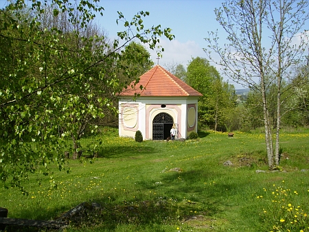 Barokní kaple nad léčivým pramenem u Svatého Kamene