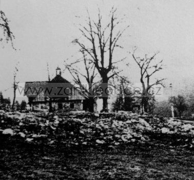 Snímek z poválečných let zachycuje čerstvé rozvaliny stavení č.p. 2 a 3 v Kaplici a dům se zvonicí č.p. 4, dodnes stojící , v němž rovněž bydlela rodina Töpflova