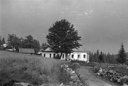 Škola v zaniklé Horní Sněžné na snímku Franze Seidela