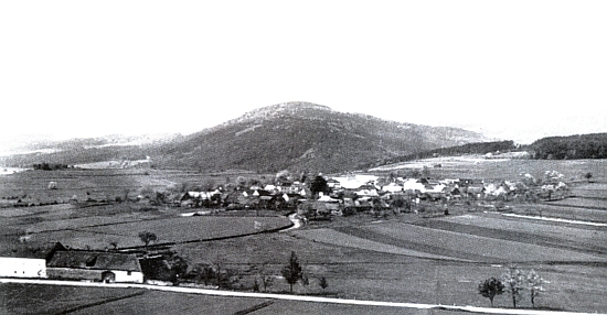 Březovík pod horou Plešný na staré fotografii, v popředí silnice na Chvalšiny