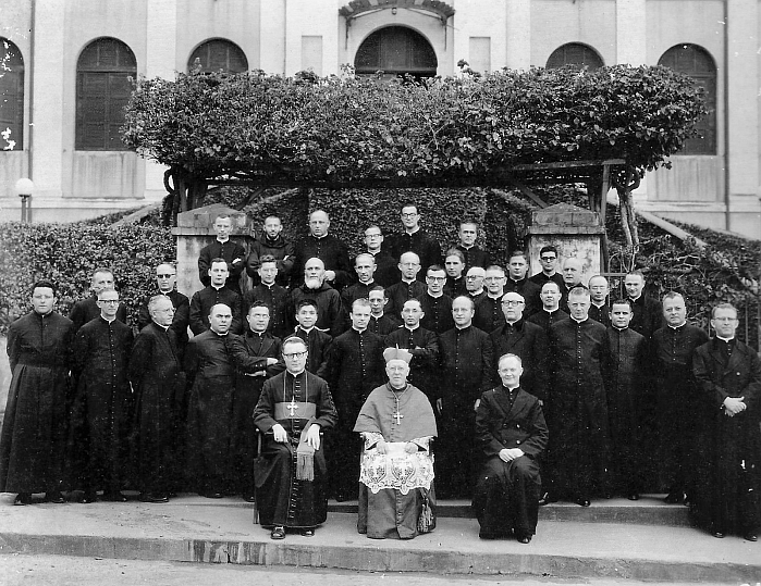Na snímku kněží brazilské diecéze Lins z roku 1959 stojí ve druhé řadě šestý zleva, před kněžími uprostřed sedí kardinál Jaime de Barros Câmara, tehdejší arcibiskup