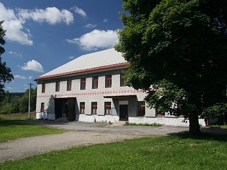 Někdejší škola v Nových Hutích na snímku z roku 2018 (viz i Oskar Niegl)
