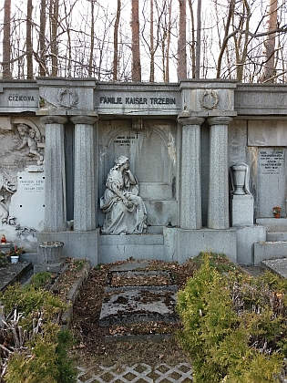 Rodinná hrobka na hřbitově v Dobrá Vodě u Českých Budějovic, ve které on už neleží