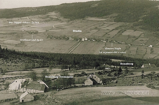 Sonnberg a Tremmeln na Seidelově pohlednici s přidanými popiskami, dům čp. 20 je zachycen dole vlevo
