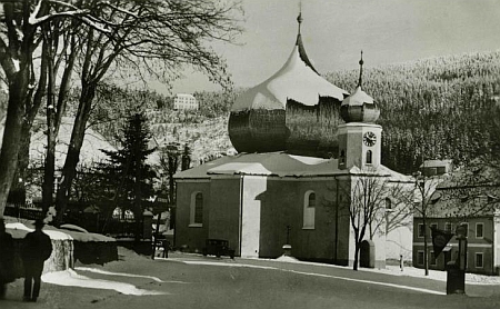 Kostel Panny Marie Pomocné v Železné Rudě, vpravo budova fary