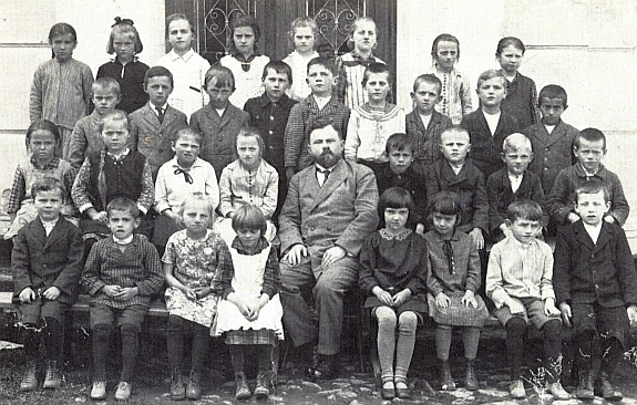 V Dobré Vodě na snímku z roku 1930 se žáky ročníků narození 1921-1923
