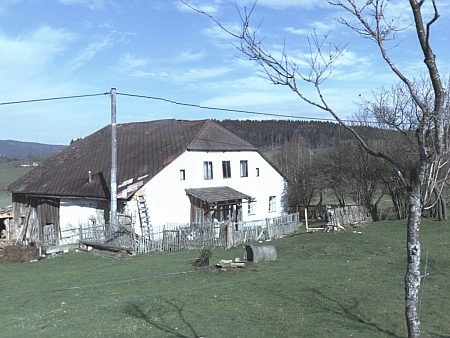 Čp. 338, odkud pocházel její děd Gottfried Kindermann, má ve Volarech tento dům ve Stögerově Huti