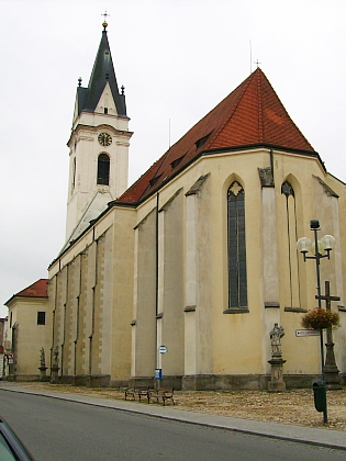 Kostel sv. Jiljí a Panny Marie Královny v Třeboni s opukovou sochou Třeboňské Madony