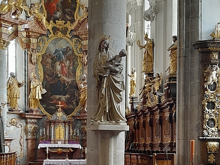Kostel sv. Jiljí a Panny Marie Královny v Třeboni s opukovou sochou Třeboňské Madony